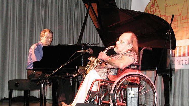 Anlässlich der 1200-Jahr-Feier der Stadt spielten Klaus Kreuzeder und Mathias Mönius 2005 zusammen im Rathaussaal. Dazu wurde eigens der Forchheim-Blues kreiert.  Foto: Archiv Pauline Lindner