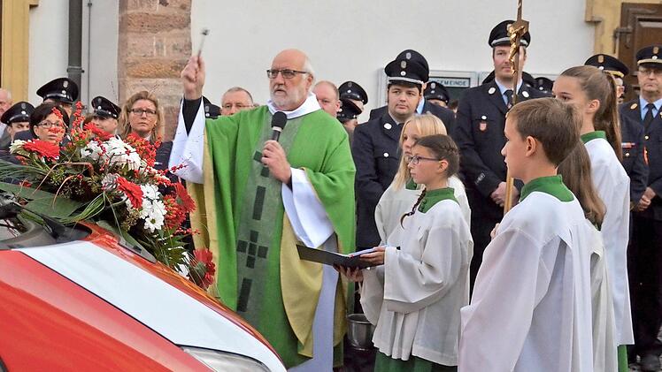 Segnung: Dekan Stephan Hartmann segnete nach dem Festgottesdienst das neue Mehrzweckfahrzeug. Foto: Kathrin Kupka-Hahn