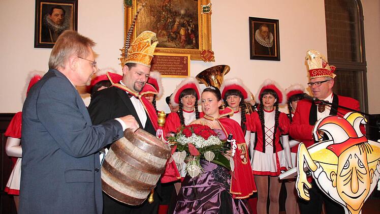 Schirmherr und Bürgermeister Wolfgang Beiergrößlein (links) hatte ein Fass Kronator als Stärkung für das Prinzenpaar dabei.  Foto: Friedwald Schedel