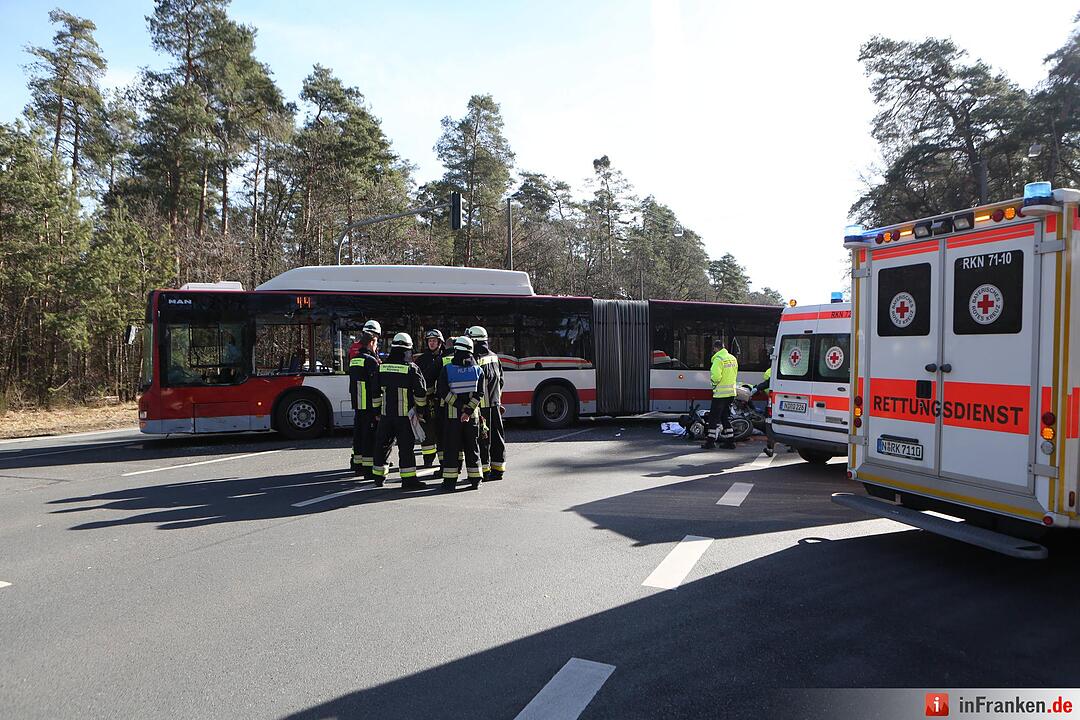 Tödlicher Unfall in Nürnberg: Motorrad kollidiert mit Linienbus