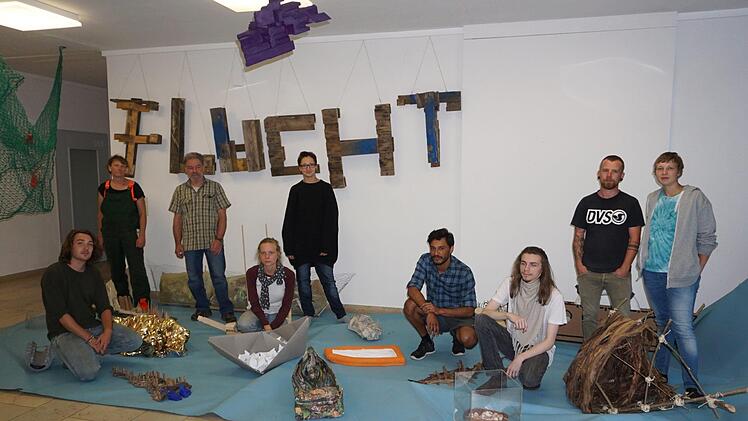 Schüler der Berufsfachschule für Holzbildhauer in Bischofsheim haben sich mit dem Thema "Flucht" beschäftigt. Ihre Werke sind jetzt in einer Ausstellung im Foyer zu bewundern. Unser Foto zeigt bei der Eröffnung (von links): Ignaz Heinroth, Gabriele Rückher-Schinko, Fachlehrer Jan Polacek, Rebekka Barth, Johanne Helle, Johnatan Araujo Sonsa, Robin Lietz, Sascha Euring und Hannah Arneke.  Foto: Marion Eckert