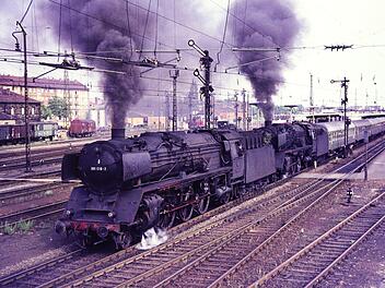 Am 1.6.1973, dem vorletzten Tag des planmäßigen Dampfbetriebes, verlassen 2 Schnellzug-Dampfloks der Baureihe 001Bamberg und bringen mit vereinten Kräften den E 1649 über die Schiefe Ebene nach HofFoto: Jürgen Neller
