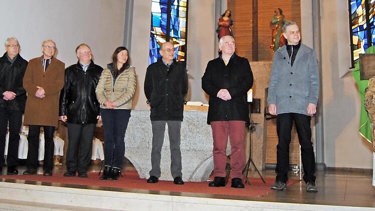 Die anwesenden neuen Mitglieder beider Verwaltungen (v. l.): Herbert Bürger, Josef Müller (beide Marienkapellenstiftung) Clemens Bürger (St. Nikolaus), Hans Lange, Pia Herrmann (beide Marienkapellenstiftung), Christian Rösch, Heinrich Panzer und Stefan Stern (alle St. Nikolaus)  Foto: Helmut Vogler