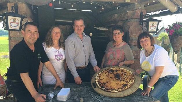 Gastgeber Leo und Ortsb&auml;uerin Martha Wartmuth, Kreisobmann BBV Edgar Thomas, Ortsb&auml;uerin Irmgard Hilbert aus Ebenhausen und Kreisb&auml;uerin Edeltraud H&auml;usler ziehen zeigen, was sie aus dem Backofen auf dem Aussiedlerhof Ramsthal geholt haben.  Fotos: Andreas Lomb