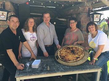 Gastgeber Leo und Ortsbäuerin Martha Wartmuth, Kreisobmann BBV Edgar Thomas, Ortsbäuerin Irmgard Hilbert aus Ebenhausen und Kreisbäuerin Edeltraud Häusler ziehen zeigen, was sie aus dem Backofen auf dem Aussiedlerhof Ramsthal geholt haben.  Fotos: Andreas Lomb