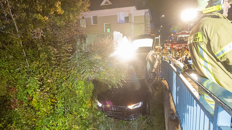 Lichtenfels: Audi kommt von Fahrbahn ab und droht auf Bahngleise zu stürzen