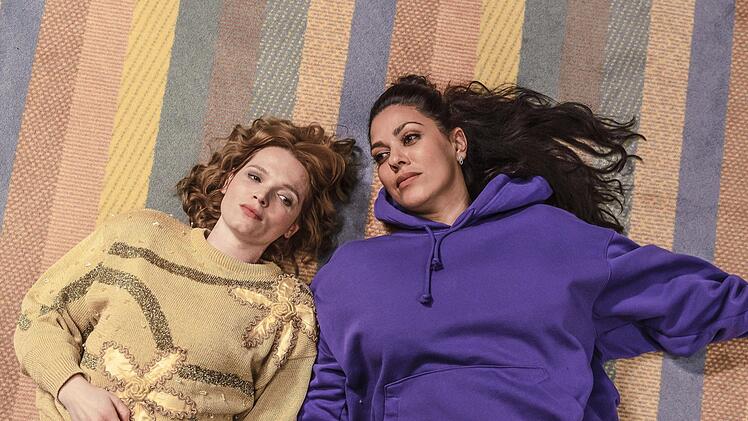"Ich zieh immer Idioten an", beklagt sich Karla (Karoline Herfurth, links) bei ihrer Freundin Senay (Jasmin Shakeri).