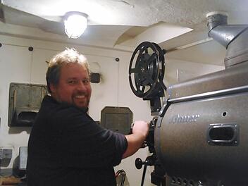 Holger Boller kennt sich mit der Technik aus. Paul Löhmer  hatte ihn mit dem Metier vertraut gemacht. Fotos: Stephanie Elm