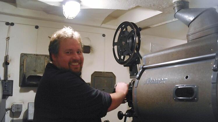 Holger Boller kennt sich mit der Technik aus. Paul Löhmer  hatte ihn mit dem Metier vertraut gemacht. Fotos: Stephanie Elm