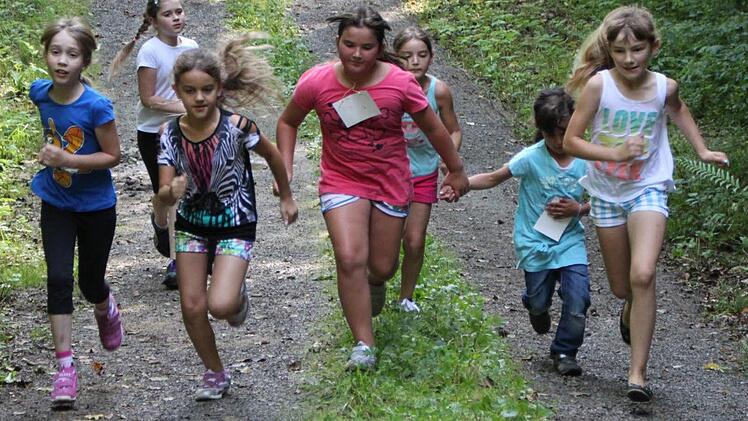 Mit Tempo und Hand in Hand den steilen Anstieg hinauf: Die Schüler hängen sich richtig rein - auch für einen guten Zweck. Fotos: Sebastian Vogt