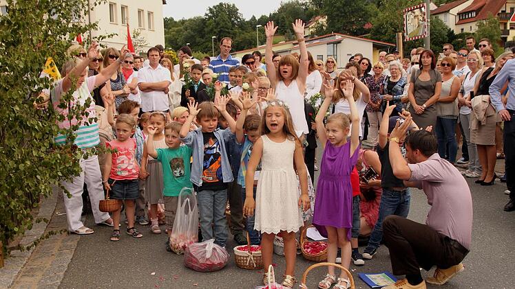 Solch ein Bild gibt es in Kirchaich nur alle heilige Zeit mal zu sehen, wie es im Volksmund so schön heißt: die vielen Priester und Ministranten, die den Gottesdienst mitfeierten.