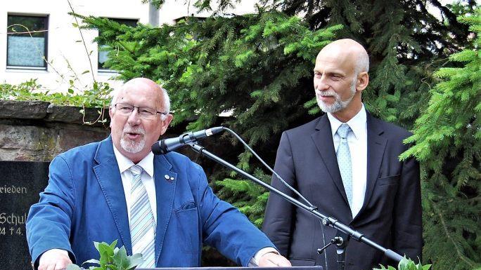 Straubings Kulturstadtrat Werner Schäfer (links, mit Oberbürgermeister Kay Blankenburg) erzählt aus dem Leben von Mathias von Flurl. Foto: Sigismund von Dobschütz