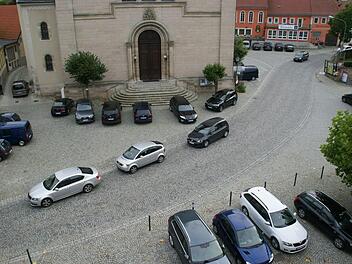 Intensiv wurden im Sommer der ruhende sowie der fließende Verkehr in Eltmann analysiert. Das daraus entstandene Verkehrskonzept wurde dem Stadtrat am Mittwoch erstmals vorgelegt. Unser Bild zeigt den Marktplatz von Eltmann.  Sabine Weinbeer