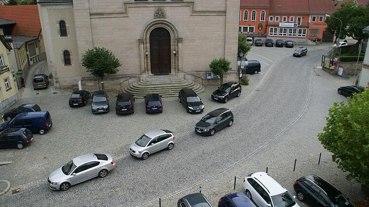 Intensiv wurden im Sommer der ruhende sowie der fließende Verkehr in Eltmann analysiert. Das daraus entstandene Verkehrskonzept wurde dem Stadtrat am Mittwoch erstmals vorgelegt. Unser Bild zeigt den Marktplatz von Eltmann.  Sabine Weinbeer