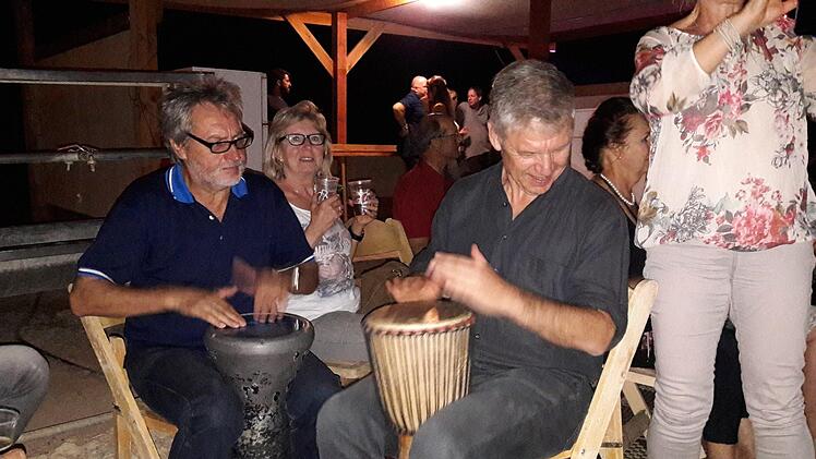 Bei Musik und Gesang am Lagerfeuer vor dem Kibbuz En Gedi waren Walter Gutmann  und Bernd Hammer mit von der Partie.Hartmut Hessel