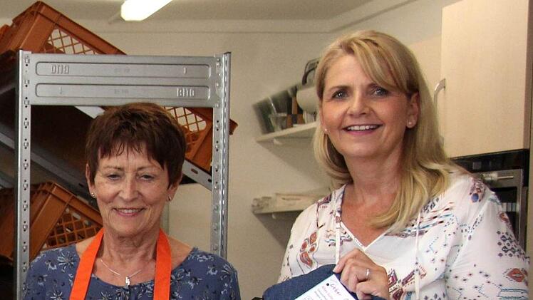 Tafelmitarbeiterin Helga Kirsch und Leiterin Gaby Richter mit Geburtstagsbeuteln