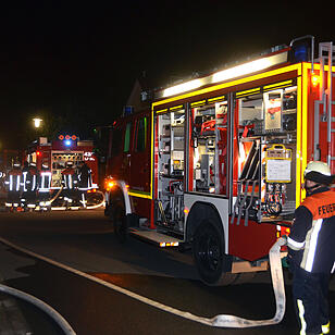 Wohnhaus brennt in Oerlenbach - Bewohner retten sich vor Flammen