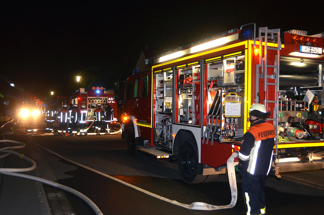 Wohnhaus brennt in Oerlenbach - Bewohner retten sich vor Flammen