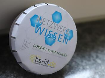 Das "Netzwerk Wissen" führt zu gefüllten Süßigkeiten-Dosen. Foto: Marian Hamacher