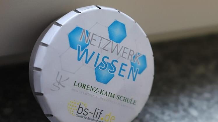 Das "Netzwerk Wissen" führt zu gefüllten Süßigkeiten-Dosen. Foto: Marian Hamacher
