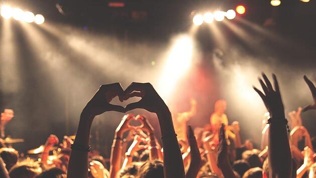 Eine Umfrage der Partnervermittlung Parship zeigt, dass Festivals entgegen der allgemeinen Meinung nicht als die beliebtesten Flirt-Hotspots angesehen werden.  Foto: Free-Photos/pixabay.com