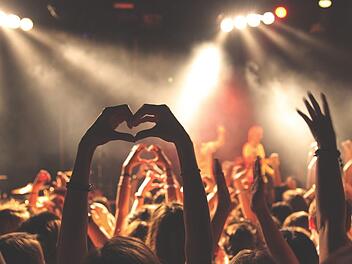 Eine Umfrage der Partnervermittlung Parship zeigt, dass Festivals entgegen der allgemeinen Meinung nicht als die beliebtesten Flirt-Hotspots angesehen werden.  Foto: Free-Photos/pixabay.com