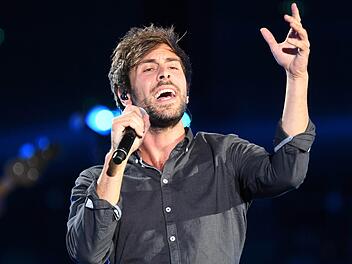 Max Giesinger eröffnet das "Rösler Open Air" in Schloss Eyrichshof am Dienstag, 21. Juli. Die "Nacht der Stimmen" wird daher auf Freitag, 24. Juli, verlegt.  Foto: Uli Deck/dpa