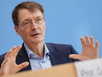 Karl Lauterbach (SPD) rechnet damit, dass die Corona-Fallzahlen aufgrund der Omikron-Variante weiter ansteigen werden. Er empfindet die aktuellen Corona-Regeln als nicht streng genug.