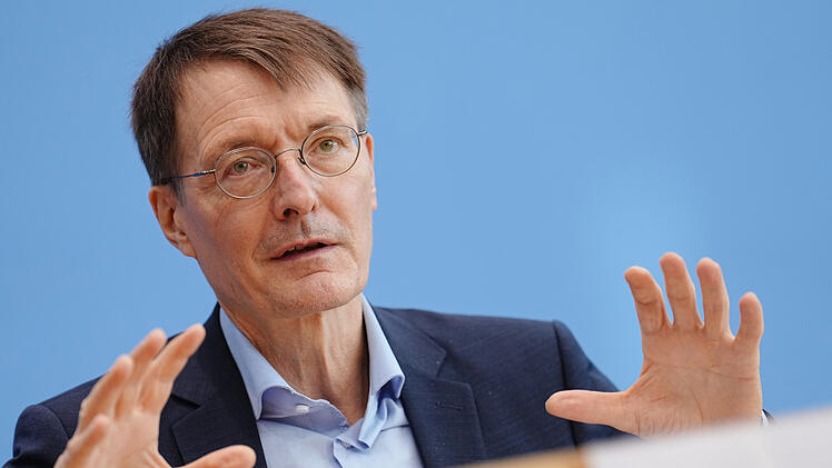Karl Lauterbach (SPD) rechnet damit, dass die Corona-Fallzahlen aufgrund der Omikron-Variante weiter ansteigen werden. Er empfindet die aktuellen Corona-Regeln als nicht streng genug.