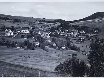 Das Bild zeigt Oberweißenbrunn noch mit der alten kleinen Kirche. In der Chronik, die Ende des Jahres herauskommen soll, wird die Geschichte des Dorfes ausführlich dargelegt. Foto: Archiv Marion Eckert