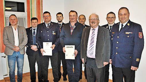 Ehrungen bei der Freiwilligen Feuerwehr Birnbaum für Markus Hofmann (3. v. l.) und Helmut Grebner (Mitte): Es gratulierten Ehrengäste, Kommandanten und Vorsitzende.