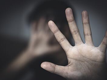 sexuelle Belästigung von Frauen, Vergewaltigung. Missbrauch, Menschenhandel, geschlagen, Mädchen, Jugendliche