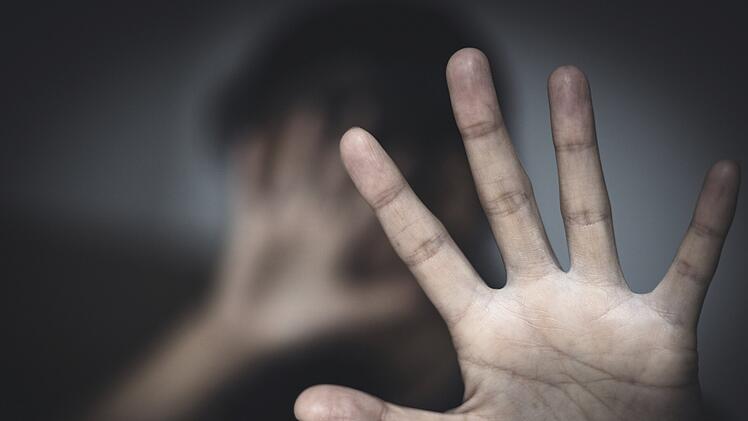 sexuelle Belästigung von Frauen, Vergewaltigung. Missbrauch, Menschenhandel, geschlagen, Mädchen, Jugendliche