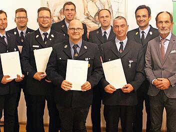 Geehrte und Verantwortliche freuen sich über 25 Jahre Feuerwehrdienst (v. l.): Stellv. Landrat Johannes Maciejonczyk, Matthias Dietz, Sebastian Hachinger, federführender Kommandant Tobias Hachinger, Frank Scheller, Jochen Bajohr, Manuel Hollet, Ma...