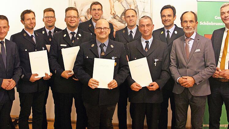 Geehrte und Verantwortliche freuen sich über 25 Jahre Feuerwehrdienst (v. l.): Stellv. Landrat Johannes Maciejonczyk, Matthias Dietz, Sebastian Hachinger, federführender Kommandant Tobias Hachinger, Frank Scheller, Jochen Bajohr, Manuel Hollet, Ma...
