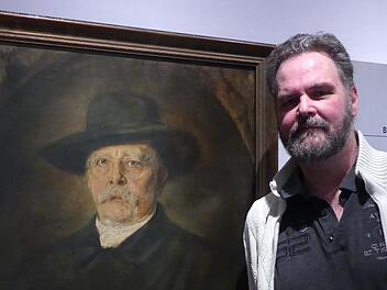 Der K&uuml;nstler Stephan Mundi vor dem Bismarck-Portr&auml;t,von Franz von Lenbach.