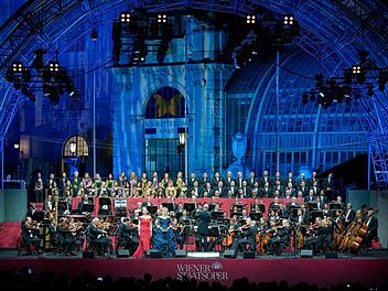 Elīna Garanča und Camilla Nylund bei ihrem Open-Air-Auftritt. Bertrand de Billy dirigiert das Orchester und den Chor der Wiener Staatsoper.