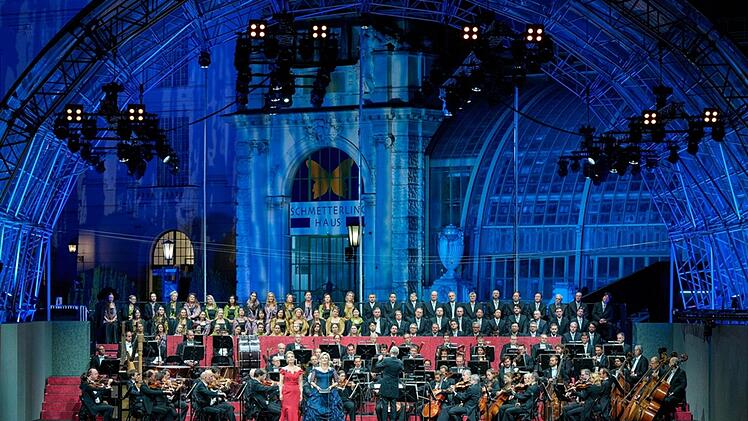 Elīna Garanča und Camilla Nylund bei ihrem Open-Air-Auftritt. Bertrand de Billy dirigiert das Orchester und den Chor der Wiener Staatsoper.