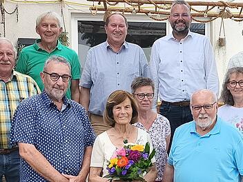 Thea Schwind (vorne) wurde als stellvertretende Vorsitzende verabschiedet. In der mittleren Reihe (von links) die Ausschussmitglieder Bernhard R&uuml;nagel, Helmut und Sabine Unterholzer, Karl-Heinz Exner und die neue Zweite Vorsitzende Elke B&auml;rmann. H...
