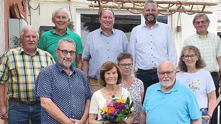 Thea Schwind (vorne) wurde als stellvertretende Vorsitzende verabschiedet. In der mittleren Reihe (von links) die Ausschussmitglieder Bernhard R&uuml;nagel, Helmut und Sabine Unterholzer, Karl-Heinz Exner und die neue Zweite Vorsitzende Elke B&auml;rmann. H...
