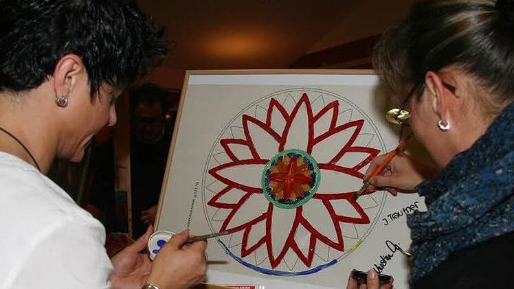 Sandra Taubert (links) und Nicole Schott (rechts) geben sich bei ihrem ganz persönlichen Beitrag beim Hinterglasbild besonders viel Mühe.