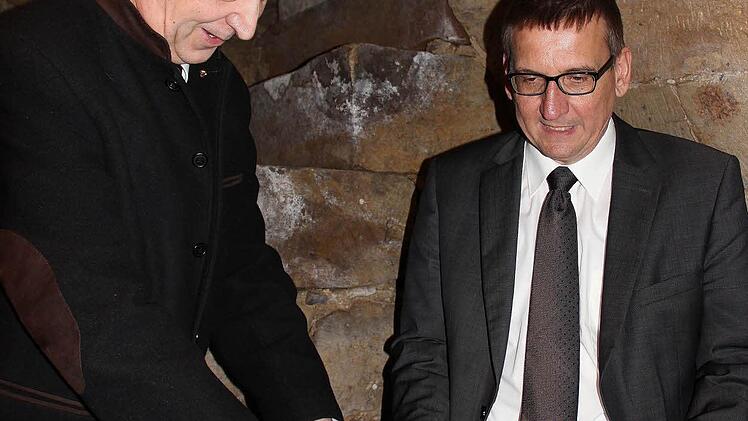 Bürgermeister Hofmann (rechts) und Klaus-Jürgen Scherr testen die Töpferscheibe.