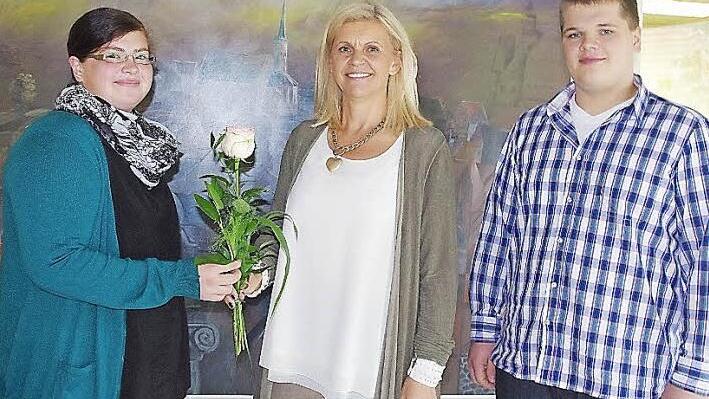 Die Rechtsanwaltsfachangestellte Isabell Engelhardt schaffte im Abschlusszeugnis einen Notendurchschnitt von 1,5. Sebastian Böhnlein meisterte seine IHK-Ausbildung zum Industriemechaniker mit dem Notendurchschnitt von 1,3. Beide kommen aus Eibenberg. Bürgermeisterin Susanne Grebner freute sich über diese guten Leistungen.  Foto: Heike Schülein