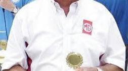 Jochen Heinlein mit dem Pokal