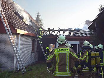 Die Feuerwehr hatte die Flammen rasch im Griff. Fotos: Peter Rauch