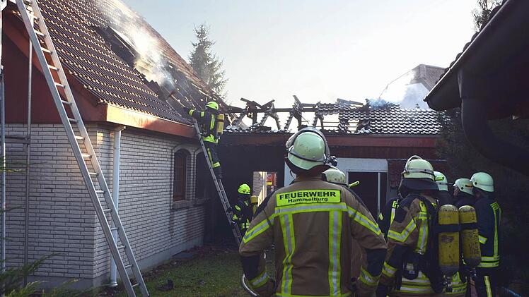 Die Feuerwehr hatte die Flammen rasch im Griff. Fotos: Peter Rauch