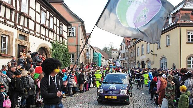 Die Sambagruppe Aipale sorgte mit ihren Trommeln f&uuml;r gute Laune in der Se&szlig;lacher Innenstadt.  Fotos: Christoph Wiedemann