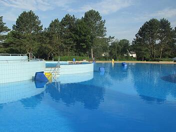 Unbekannte haben im Freibad in Dortmund-Deusen randaliert und das Schwimmbad sinnlos verw&uuml;stet. Die Polizei sucht Zeugen. Foto: Polizei