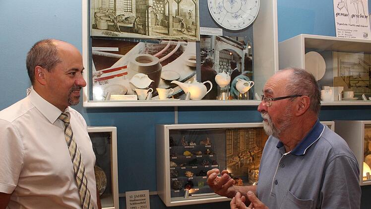 Wenn es um Porzellan geht, ist Museumsleiter Friedel Auer (rechts) mit Verve bei der Sache. Foto: Evi Seeger