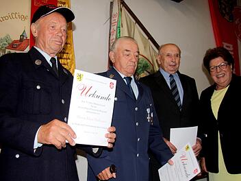 Die für 70-jährige Mitgliedschaft Geehrten mit Barbara StammRichard Sänger